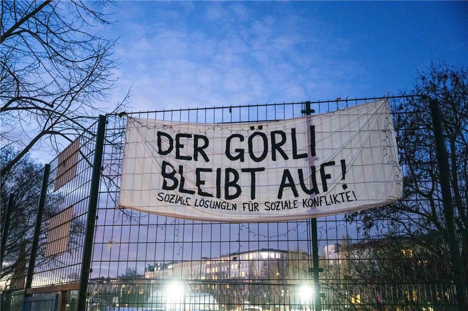 Eine Initiative klagt vor Gericht gegen die Schließung des Görlitzer Parks in Kreuzberg während der Nacht. (Archivbild)Christophe Gateau/dpa