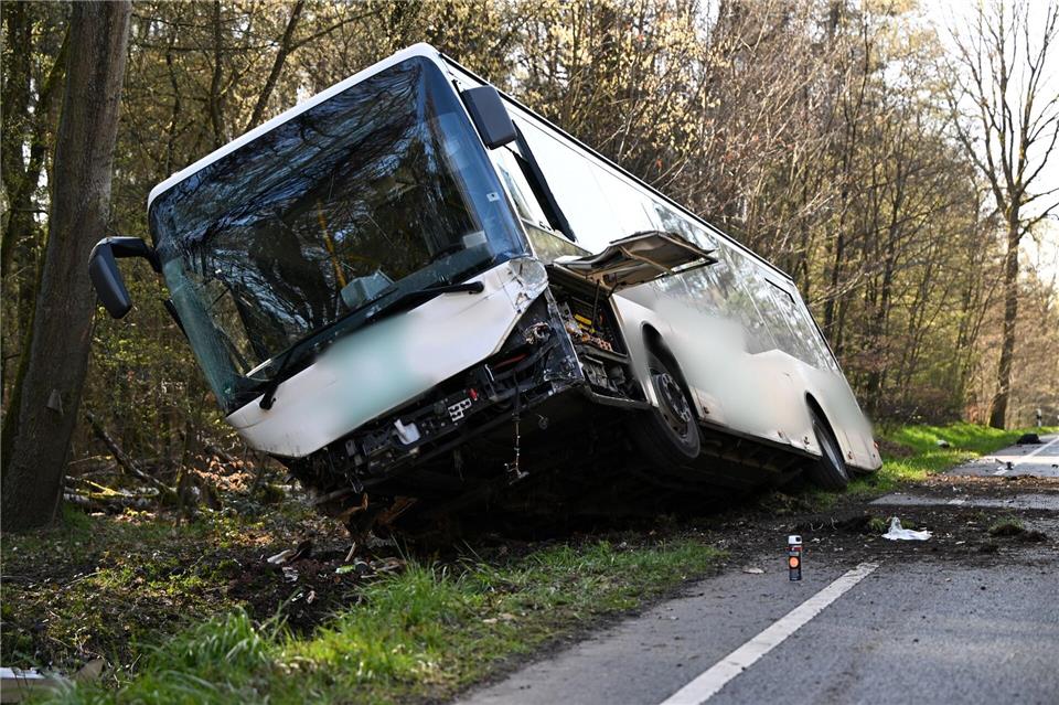 Eine Insassin stirbt bei dem Busunfall im Kreis Offenbach Florian Wiegand/dpa
