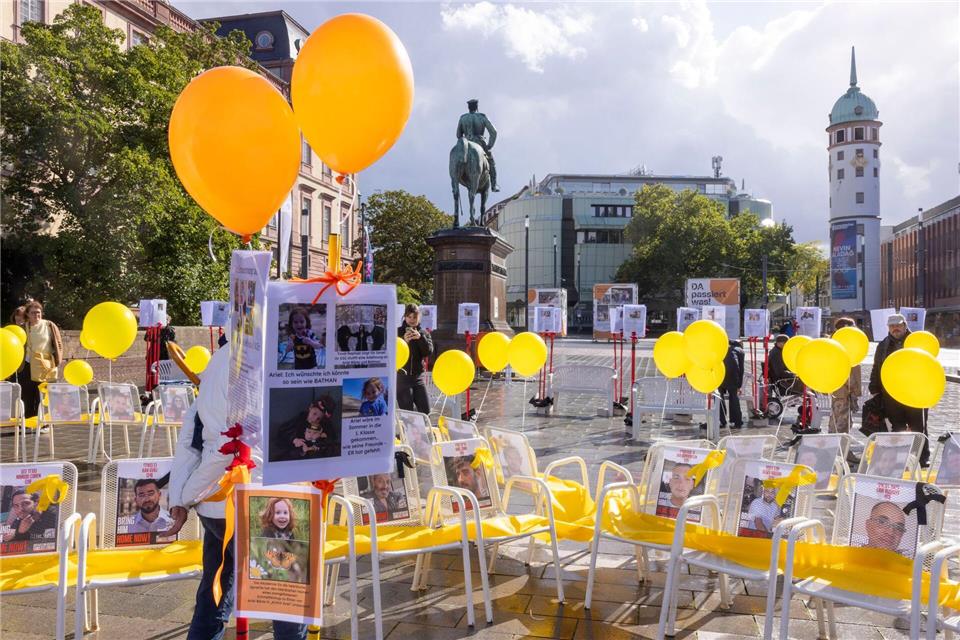 Eine Installation ist in Darmstadt auf dem Friedensplatz zu sehen, zum Gedenken an den zweiten Jahrestag des Hamas-Angriffs in Israel.Helmut Fricke/dpa