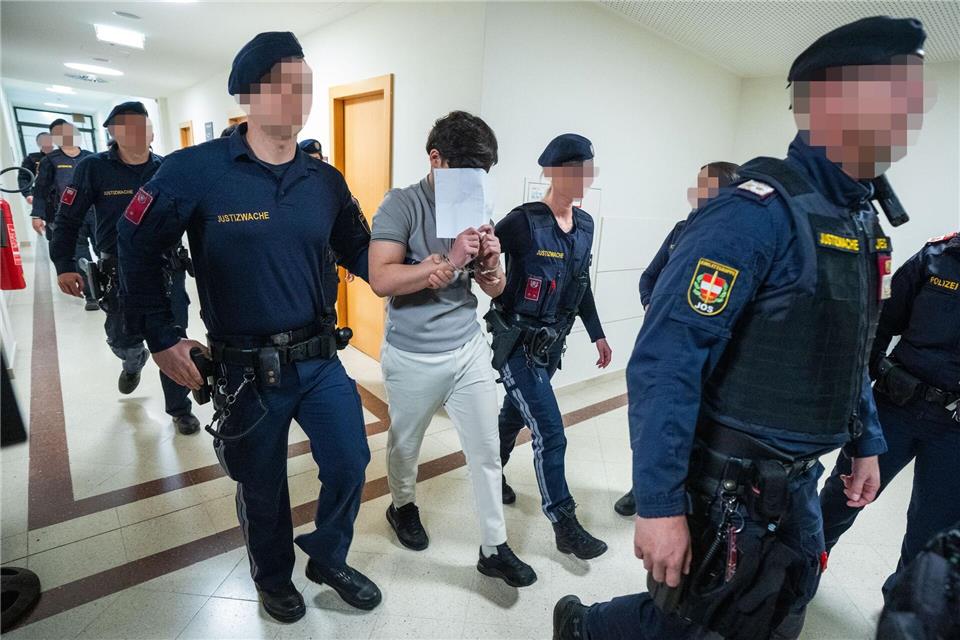 Eine Jugendgruppe soll eine Lehrerin vergewaltigt haben - nun stehen die jungen Männer vor Gericht.Georg Hochmuth/APA/dpa