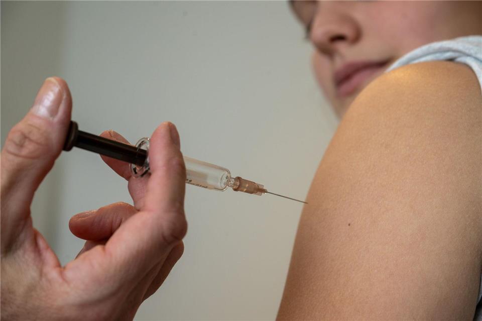 Eine Jugendliche bekommt eine Impfung zum Schutz vor Gebärmutterhals-Krebs.Stefan Puchner/dpa