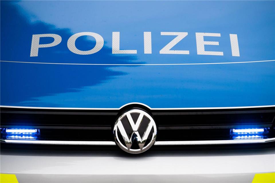 Eine Jugendliche soll alkoholisiert am Steuer eines Transporters gesessen haben (Symbolbild). Lino Mirgeler/dpa