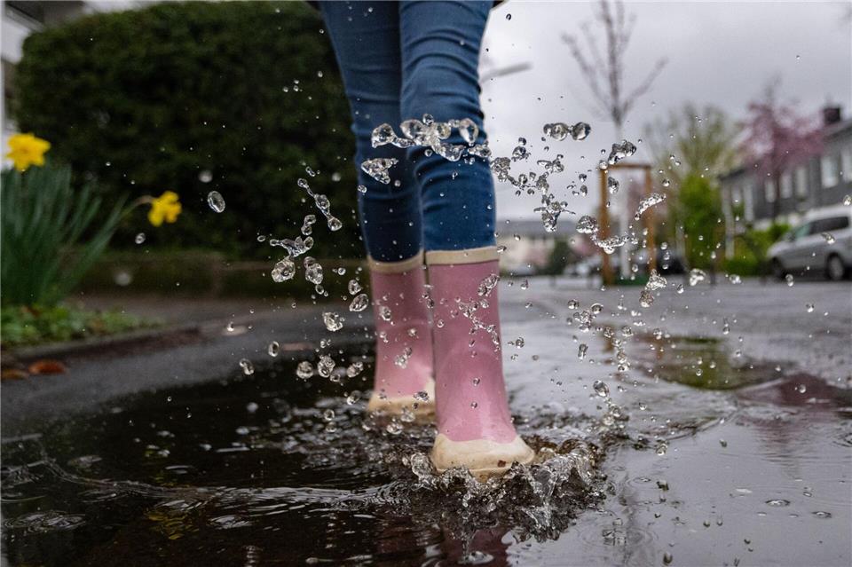 Eine Kaltfront bringt erst Wind und dann auch viel Regen. (Symbolbild)Benjamin Westhoff/dpa