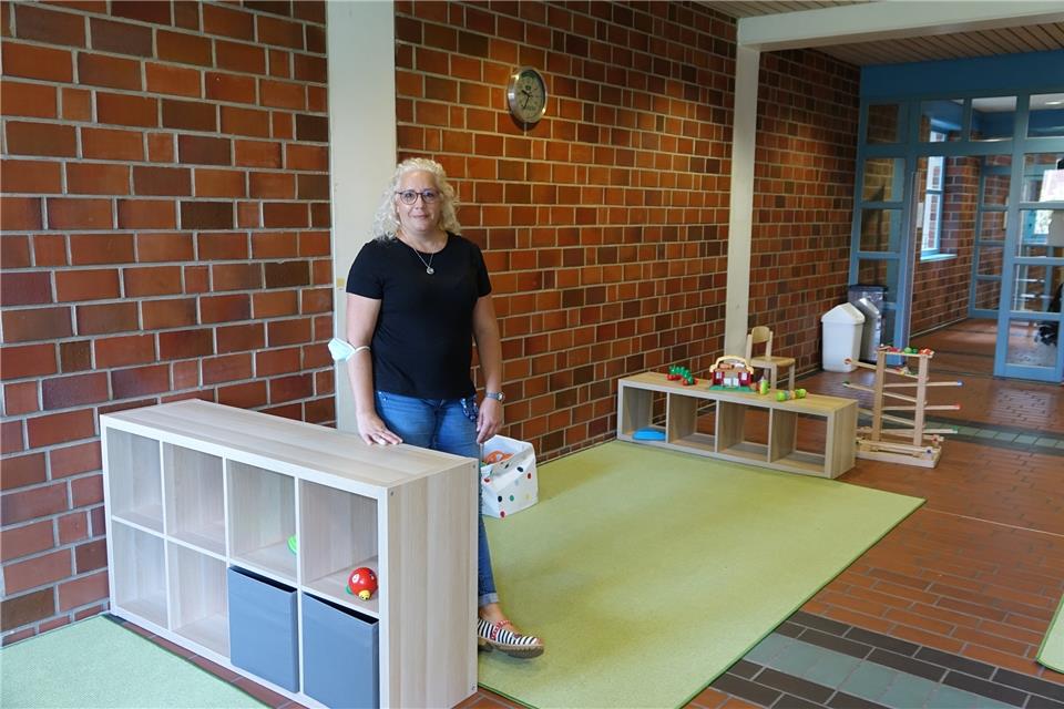 Eine Kita-Gruppe wird in einem Raum der Doppelturnhalle betreut. Stefanie Naaz wird künftig die Kita in den neuen Räumen leiten. 