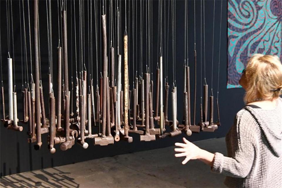 Eine Erfolgsstory: NordArt feiert 20. Jubiläum Eine Klanginstallation aus chinesischen Werkzeugen: „Malleus - Klangfeld“ von Arnd Christian Müller. Foto: Carsten Rehder