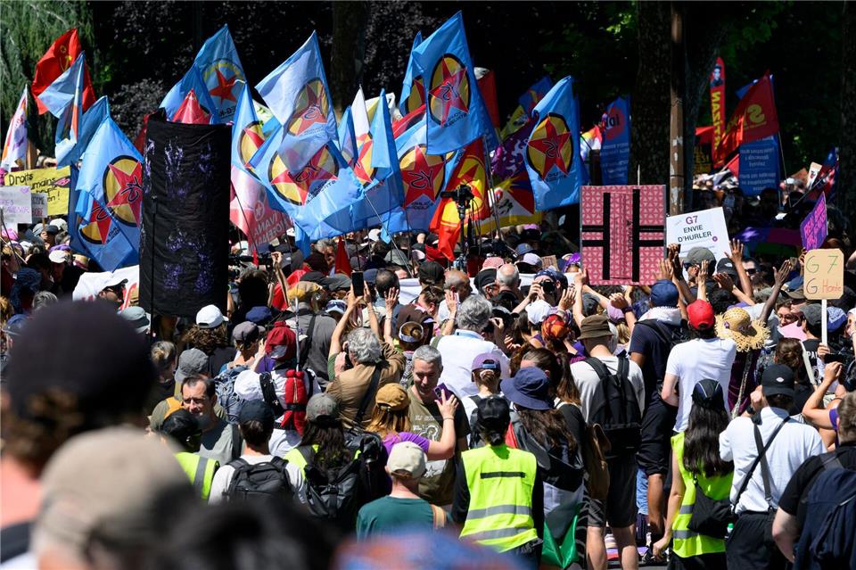Eine Koalition aus rund 60 Gruppen hat zum Protest gegen die G7 aufgerufen.Martial Trezzini/KEYSTONE/dpa
