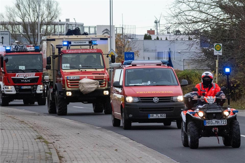 Eine Kolonne der Feuerwehr.Stefan Sauer/dpa