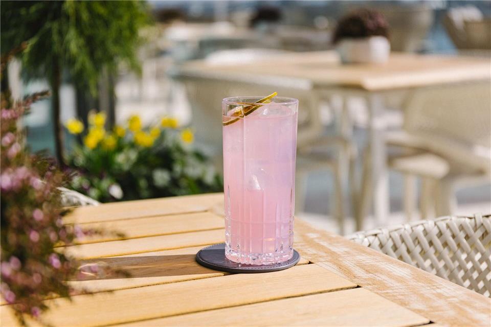 Eine Kombi aus Bitterkeit, Salz und Säure: Der Paloma besteht aus 5 cl Tequila, 10 cl Grapefruit-Soda, 1 cl Limettensaft und einer Prise Salz.Alina Zelenska/The Fontenay/dpa-tmn