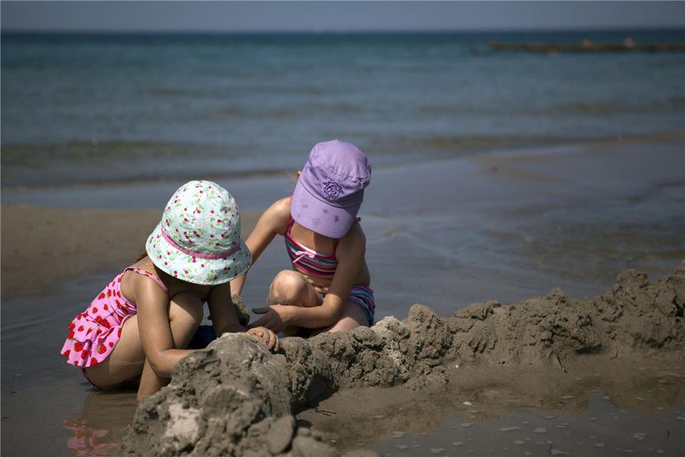 Was passiert bei Hitze im Körper? Eine Kopfbedeckung schützt nicht nur Kinder vor Sonne und Hitze.Silvia Marks/dpa-tmn