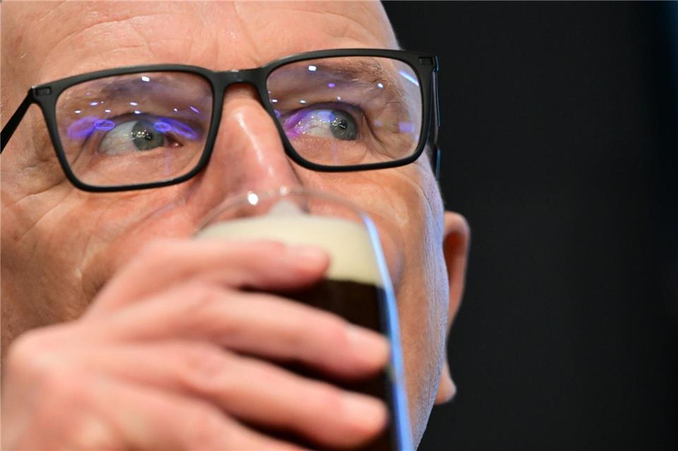 Eine Kostprobe für den brandenburgischen Ministerpräsidenten bei der Grünen Woche in Berlin.Sebastian Christoph Gollnow/dpa