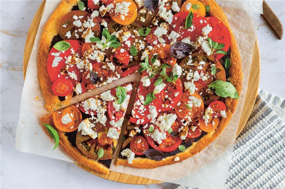 Eine Kreation von Kochbuchautorin Natacha Comar: Blätterteig-Tarte mit Tapenade und frischen Tomaten.Natacha Comar/LV.Buch/dpa-tmn