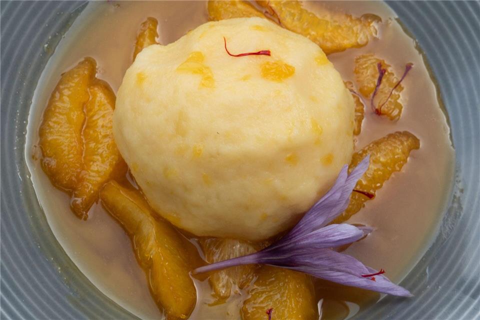 Eine Kreation von Thomas Bucher: Orangenfruchtsalat mit Safran und einem warmen Kartoffelkloß.Andreas Drouve/dpa-tmn