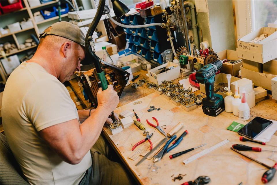 175 Jahre Kuckucksuhr - Schwarzwald-Ikone vor Wandel Eine Kuckucksuhr ist mit viel Handarbeit verbunden. Philipp von Ditfurth/dpa