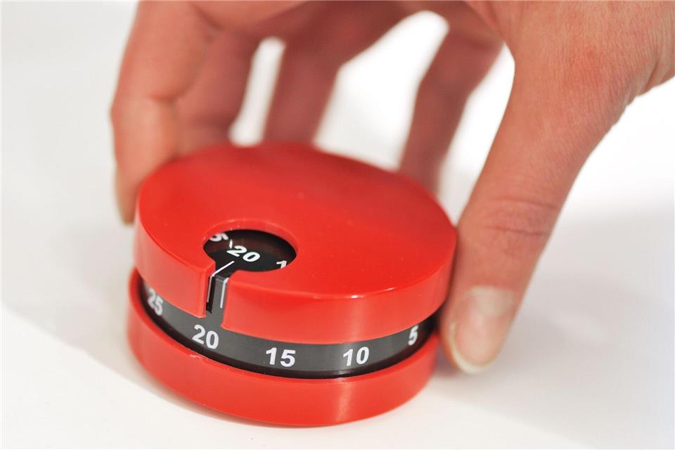 Eine Küchenuhr dient bei der Pomodoro-Technik als Taktgeber: So befasst man sich zum Beispiel für 25 Minuten mit einer Aufgabe, danach gibt es eine Pause.picture alliance/dpa