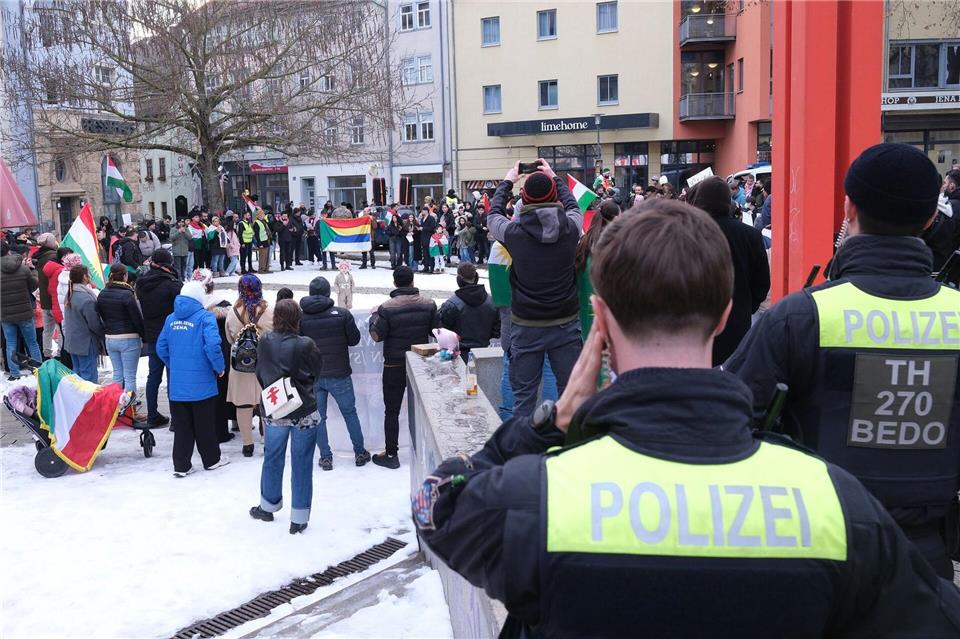 Eine Kundgebung zur Unterstützung der Kurden in Syrien mit 360 Teilnehmern in Jena.Sebastian Willnow/dpa