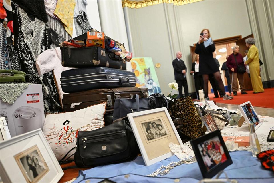 Eine Kunstinstallation ist im Roten Rathaus zur Festveranstaltung „65 Jahre deutsch-türkisches Anwerbeabkommen“ zu sehen. Jens Kalaene/dpa