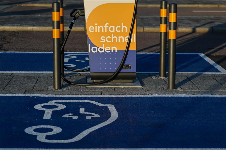 Eine Ladesäule am Flughafen Leipzig/Halle. Für Großstädter ohne eigenen Stellplatz ist das Laden eines E-Autos umständlicher und teurer als für Eigenheimbesitzer. (Symbolbild)Jan Woitas/dpa