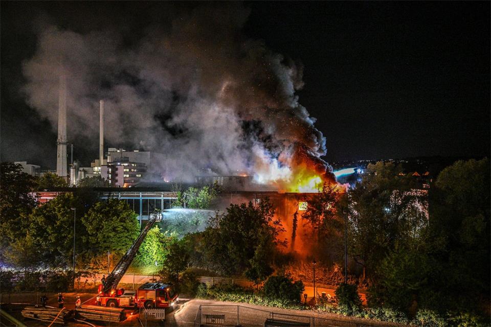 Eine Lagerhalle brennt in Ulm.Marius Bulling/onw-images/dpa