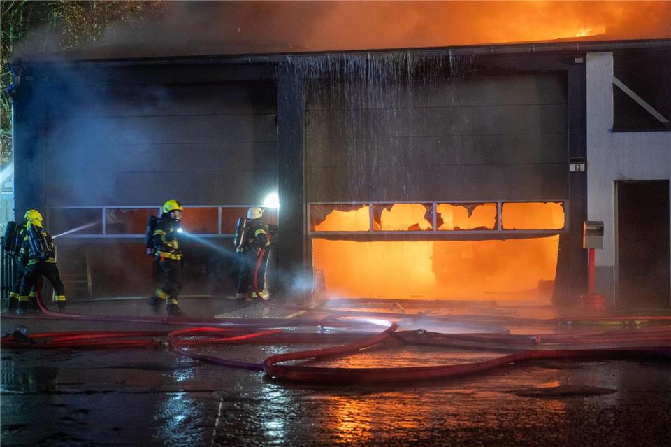 Eine Lagerhalle in Barsbüttel steht in Flammen.René Schröder/NEWS5/dpa