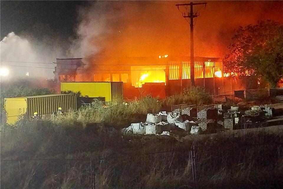 Eine Lagerhalle in Riegel am Kaiserstuhl steht in Flammen.Matthias Reinbold/dpa