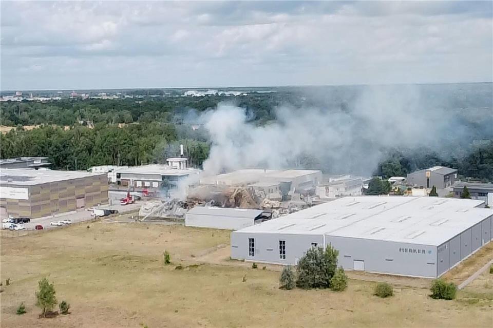 Eine Lagerhalle mit Papphülsen ging in Oranienburg in Flammen auf.Christian Pörschmann/dpa
