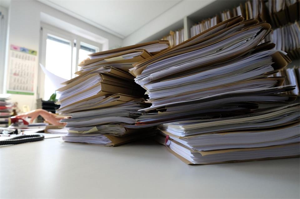Eine Landtags-Kommission will nicht nur Aktenbergen an den Kragen, sondern möglicherweise auch einzelnen Behörden oder Ämtern. (Symbolbild)Bernd Weißbrod/dpa