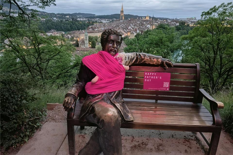 Eine Lanze für „moderne Papis“ - Aktion mit pinken Babytragetüchern. Handout Operation Libero/Operation Libero/dpa