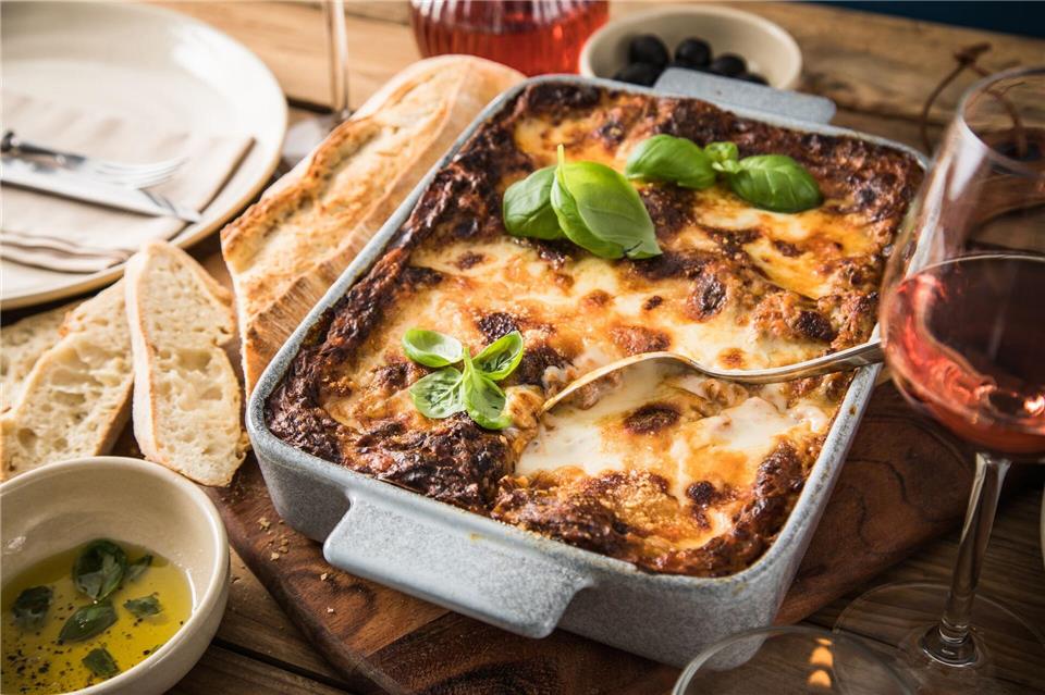 Eine Lasagne schmeckt noch einmal so gut, wenn man die Nudelplatten dafür selbst hergestellt hatChristin Klose/dpa-tmn