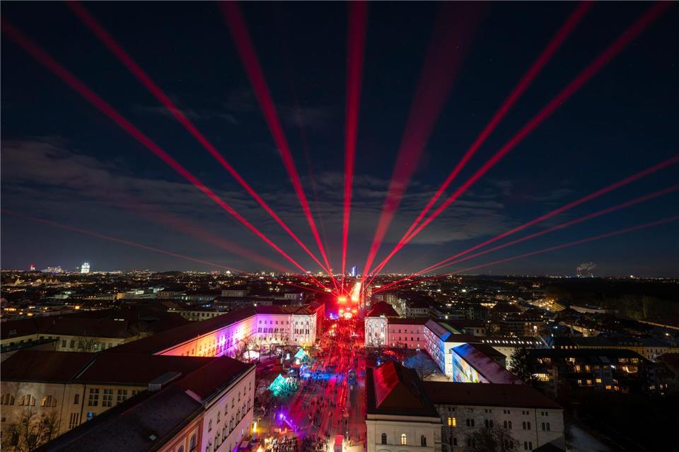 Eine Lasershow auf der Silvestermeile auf der Ludwigstraße in München.Peter Kneffel/dpa