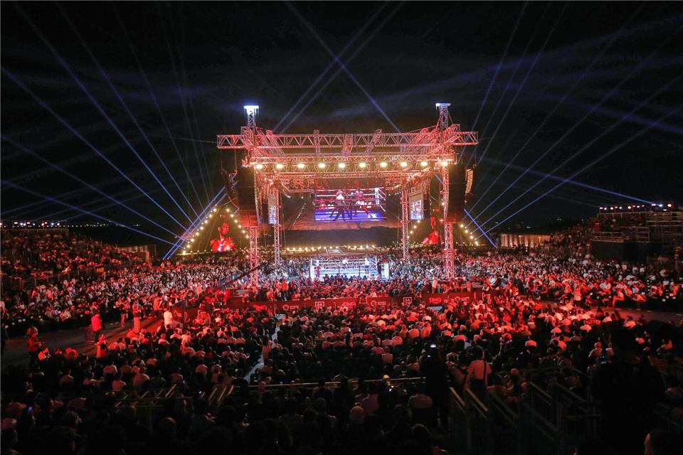 Eine Lasershow wird vor dem Boxkampf zwischen dem ukrainische Box-Star Oleksandr Usyk und Kickbox-Idol Rico Verhoeven vor den Pyramiden von Gizeh gezeigt.STR/AP/dpa