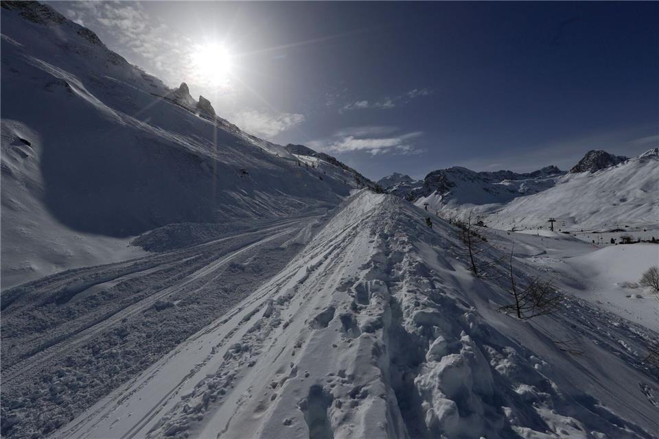 Eine Lawine hat in den französischen Alpen zwei Skifahrer in den Tod gerissen (Archivbild).picture alliance / Luca Bruno/AP/dpa
