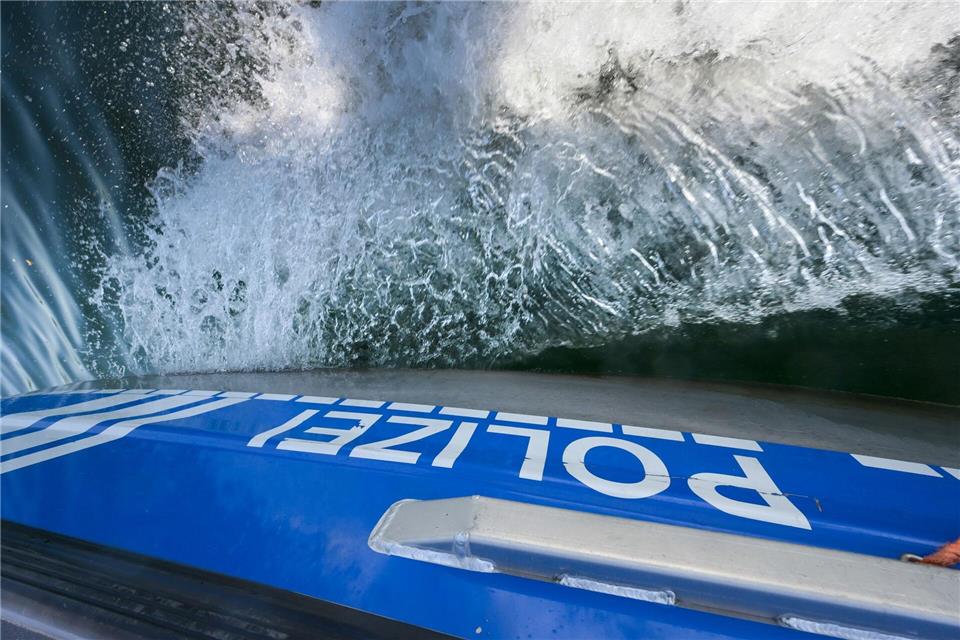 Eine Leckage eines Gütermotorschiffes verursacht einen Einsatz von Feuerwehr und Wasserschutzpolizei. (Symbolbild)Heiko Rebsch/dpa