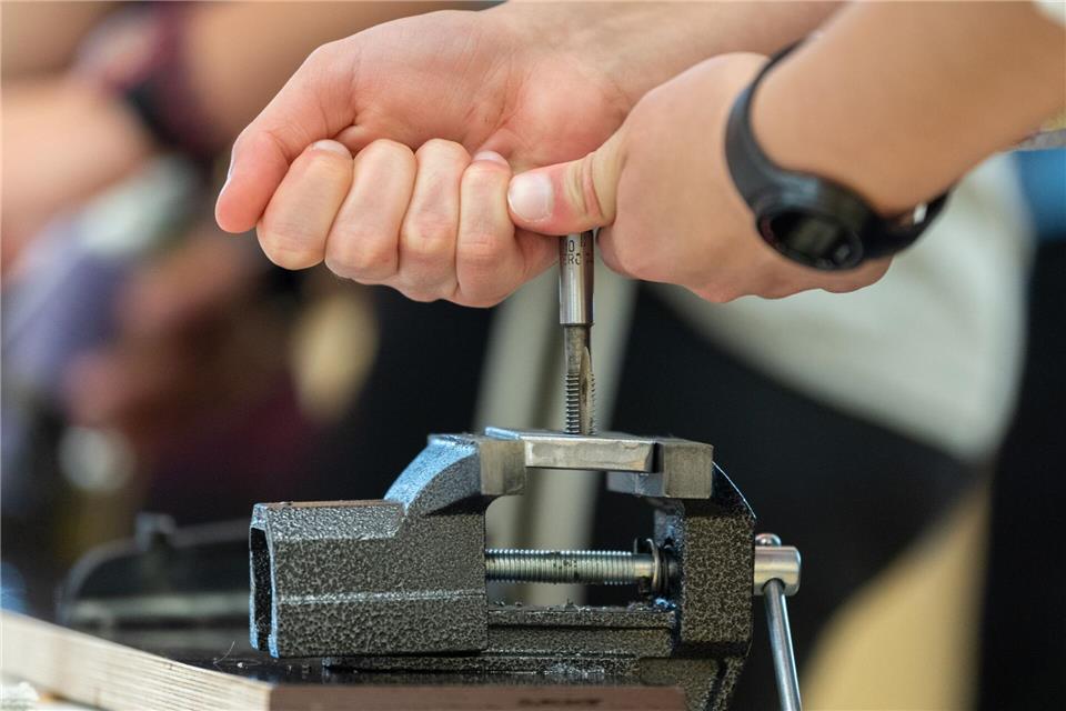 Eine Lehre im Handwerk ist bei jungen Menschen in Ostsachsen wieder stärker gefragt. (Symbolbild)Robert Michael/dpa-Zentralbild/dpa