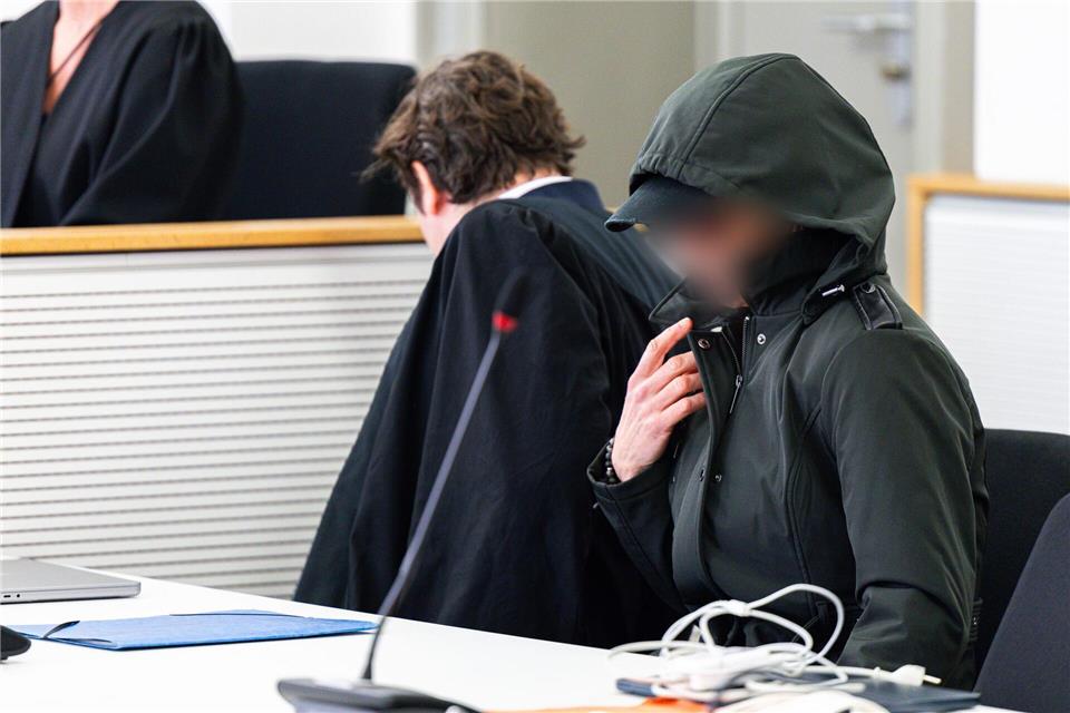 Eine Lehrerin aus Niedersachsen wurde unter anderem wegen Kindesmissbrauchs zu einem Jahr und sechs Monaten auf Bewährung verurteilt. (Archivbild) Michael Matthey/dpa