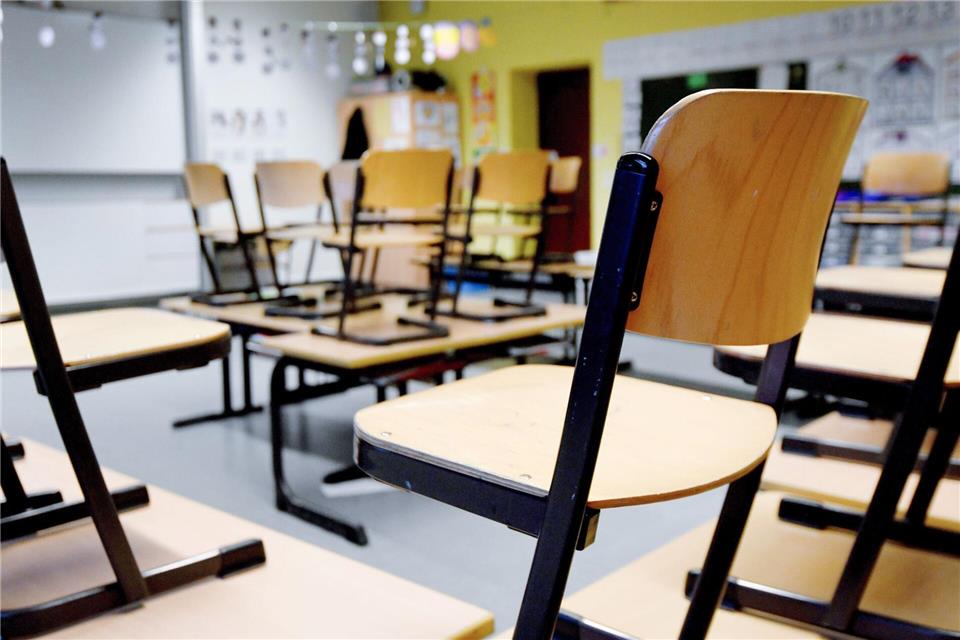 Eine Lehrkraft an einer Kölner Schule soll während einer länger laufenden Krankschreibung als Musiker aufgetreten sein. (Illustration)Caroline SeidSeidel-Dißmannel/dpa