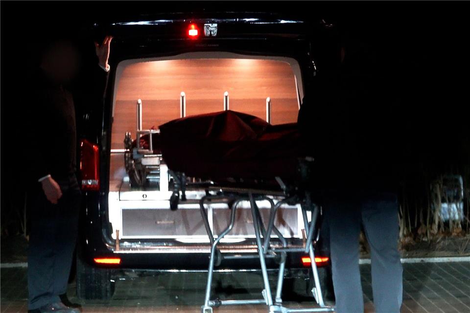 Eine Leiche wird am Unfallort an einem Spielplatz in Bielefeld in einen Leichenwagen geschoben. (Archivbild)-/tv7news/dpa