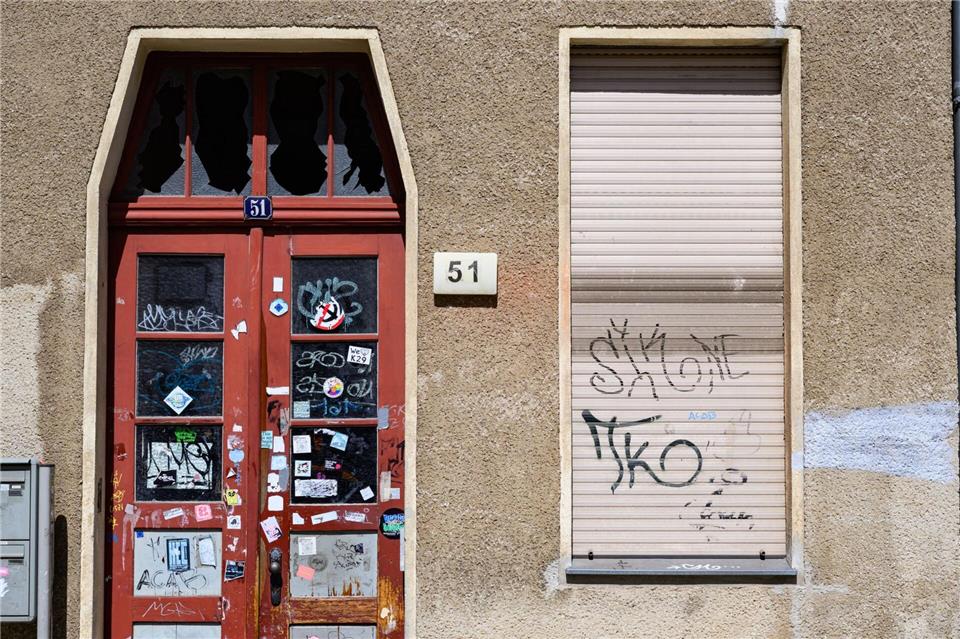 Eine Leuchtfackel warfen Unbekannte nachts in den Flur eines alternativen Wohnprojektes. Es kam zu starker Rauchentwicklung, aber Verletzte gab es laut Polizei nicht. Patrick Pleul/dpa