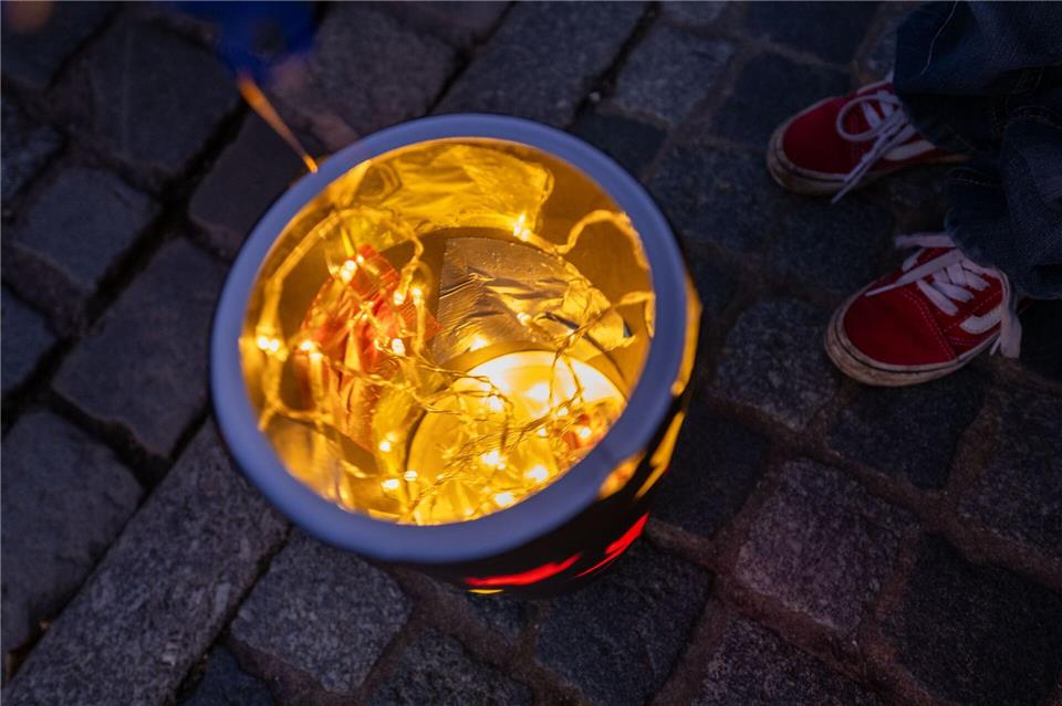 Eine Lichterkette erleuchtet eine Laterne.Pia Bayer/dpa