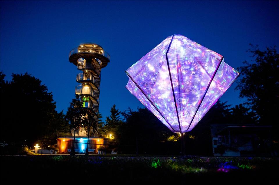 Eine Lichtinstallation in Form eines Kristalls funkelt nun fünf Wochen lang an Spätsommerabenden. Hauke-Christian Dittrich/dpa