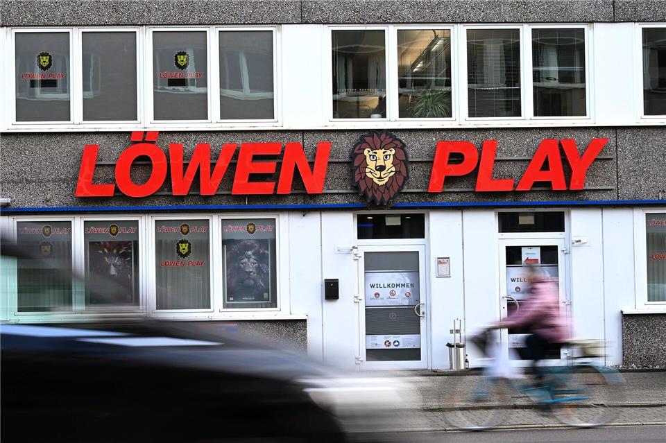 Eine Löwen-Spielothek in Düsseldorf. Verlockend sieht das nicht aus - darf es aber auch nicht, so schreibt es das Gesetz vor.Wolf von Dewitz/dpa