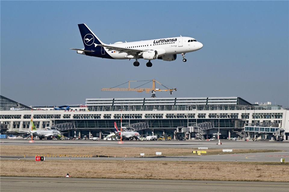 Eine Lufthansa-Maschine musste in Stuttgart zwischenlanden. (Archivbild)Bernd Weißbrod/dpa