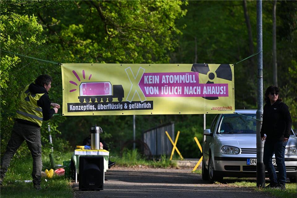 Eine Mahnwache von Atomkraftgegnern gibt es in Jülich. Federico Gambarini/dpa