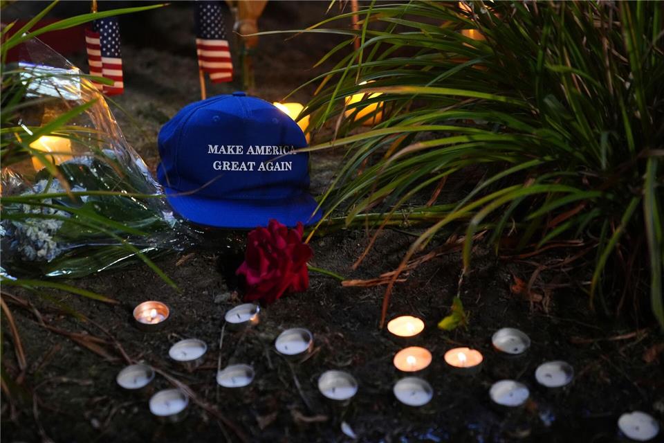Eine „Make America Great Again“-Kappe wurde inden USA bei einer Mahnwache zum Tod des rechtskonservativen Podcaster Charlie Kirk hingelegt.Lindsey Wasson/AP/dpa