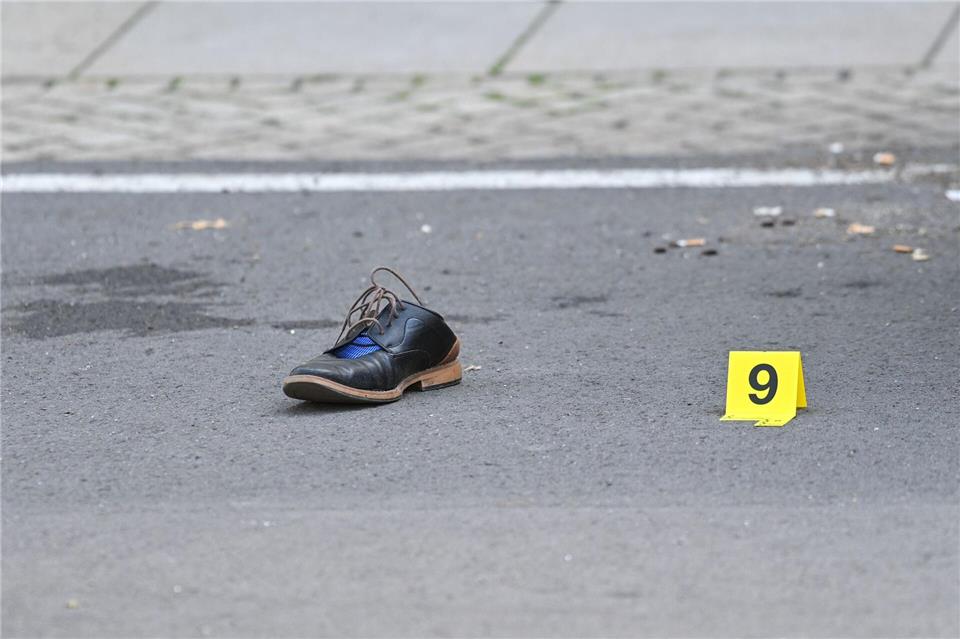 Eine Markierung der Spurensicherung steht am Tatort in Haldensleben neben einem Schuh. Klaus-Dietmar Gabbert/dpa
