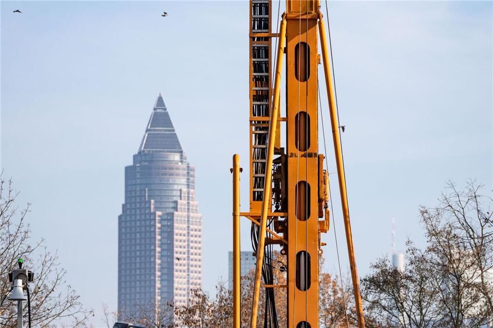 Eine Maschine für eine frühere Geothermie-Bohrung in Frankfurt hat in Sichtweite des Messeturmes (links) gearbeitet. (Archivbild)Frank Rumpenhorst/dpa