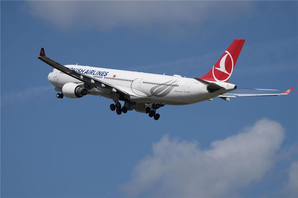 Eine Maschine von Turkish Airlines musste in Barcelona wegen einer „Gefahr an Bord“ notlanden. (Archiv-Bild)Soeren Stache/dpa