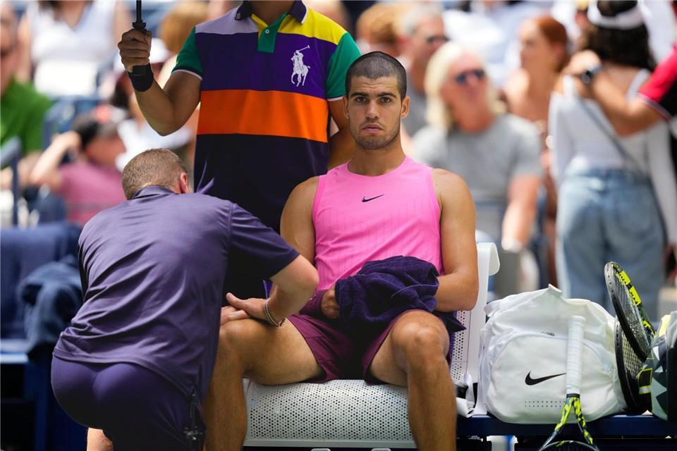 Eine Massage am Oberschenkel - dann rauschte Carlos Alcaraz ins Achtelfinale.Yuki Iwamura/AP/dpa