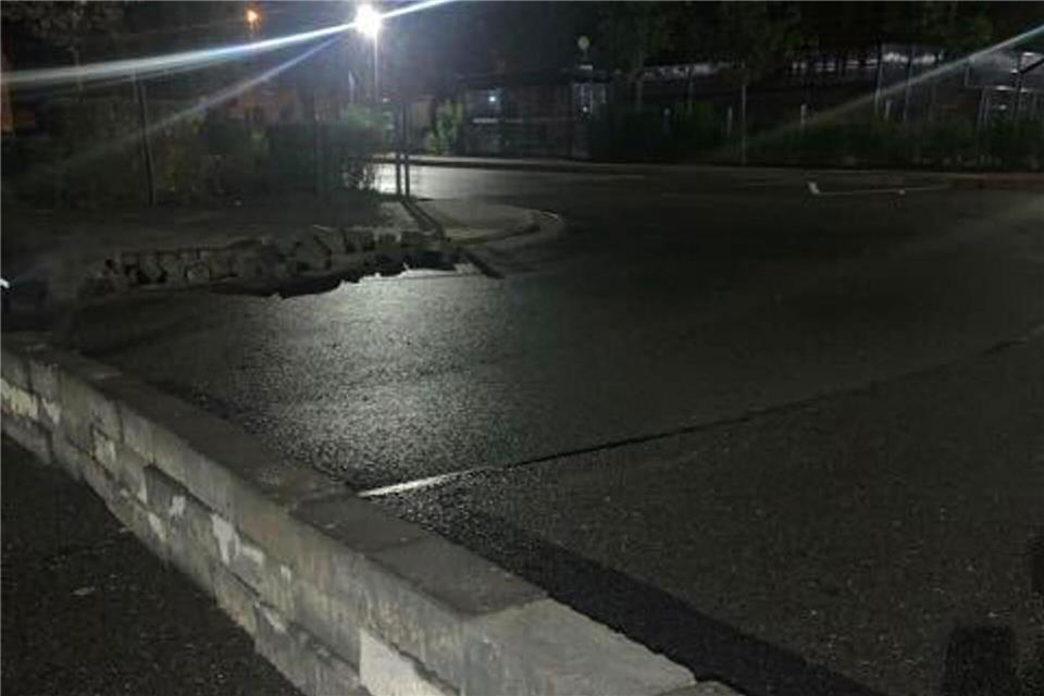 Eine Mauer auf der Fahrbahn des Busbahnhofes einer Schule in Lindhorst hat einen Polizeieinsatz ausgelöst.  -/Polizeiinspektion Nienburg-Schaumburg/dpa