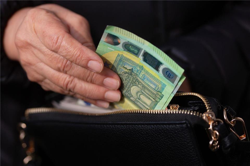 Eine Mehrheit der Bevölkerung sieht laut einer Allianz-Umfrage Lebenshaltungs- und Gesundheitskosten als größtes finanzielles Risiko im Alter. (Symbolbild) Fernando Gutierrez-Juarez/dpa