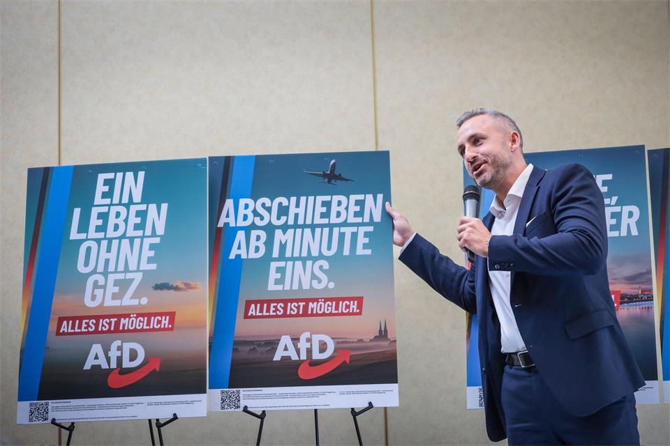 Eine Mehrheit lehnt zentrale Forderungen aus dem AfD-Wahlprogramm ab. (Archivbild) Ronny Hartmann/dpa